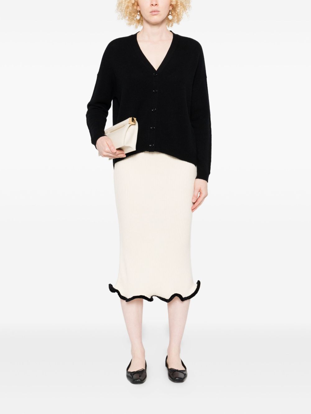 Allude

Black cashmere sweater with V-neck