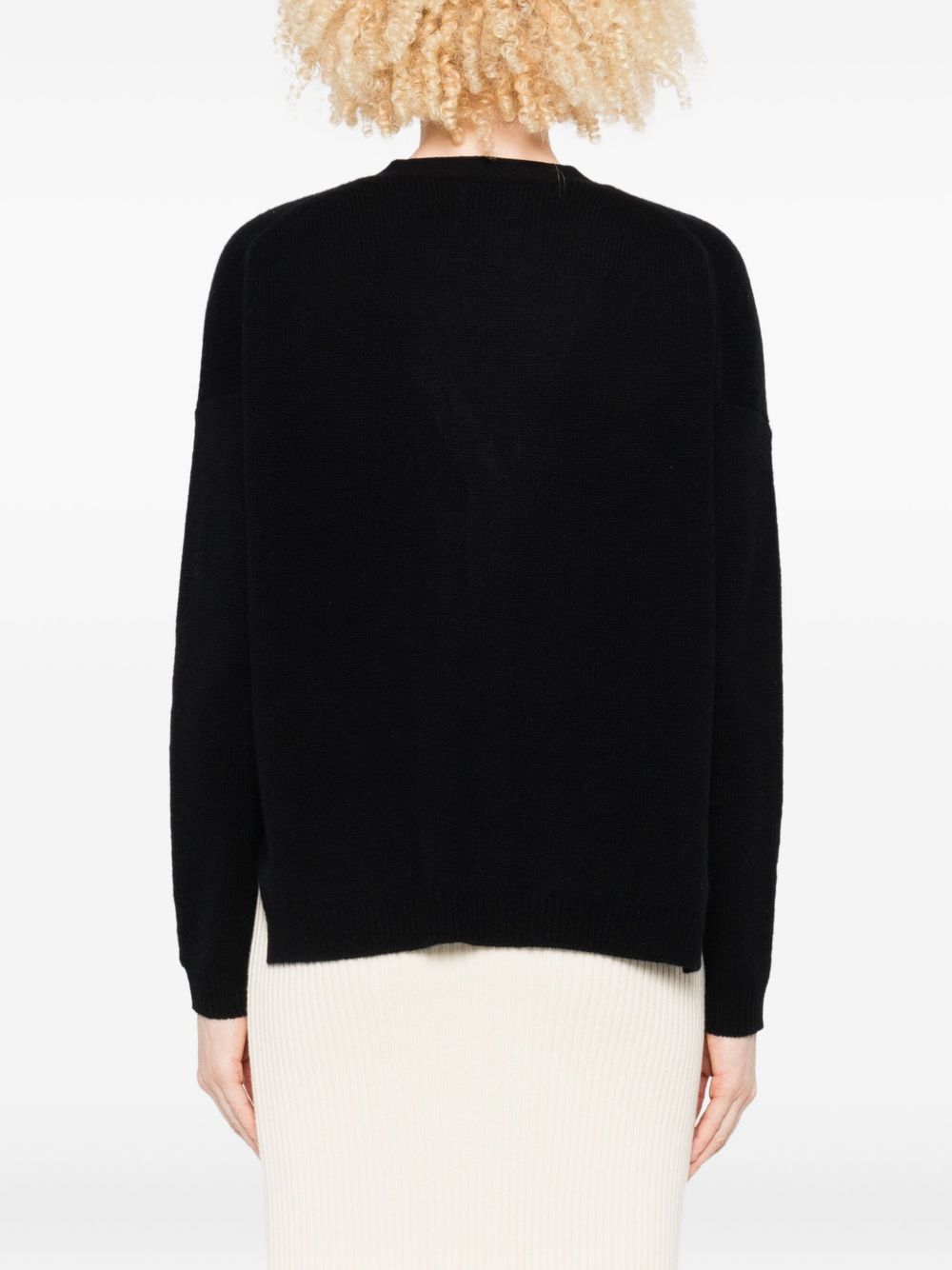 Allude

Black cashmere sweater with V-neck
