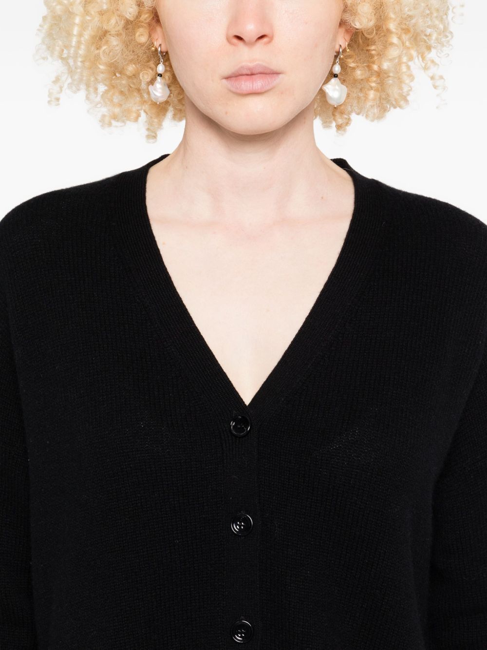 Allude

Black cashmere sweater with V-neck