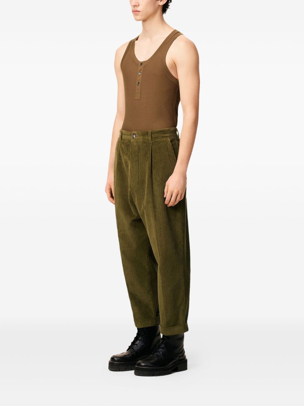 AMI Paris
Pantaloni a coste con pieghe