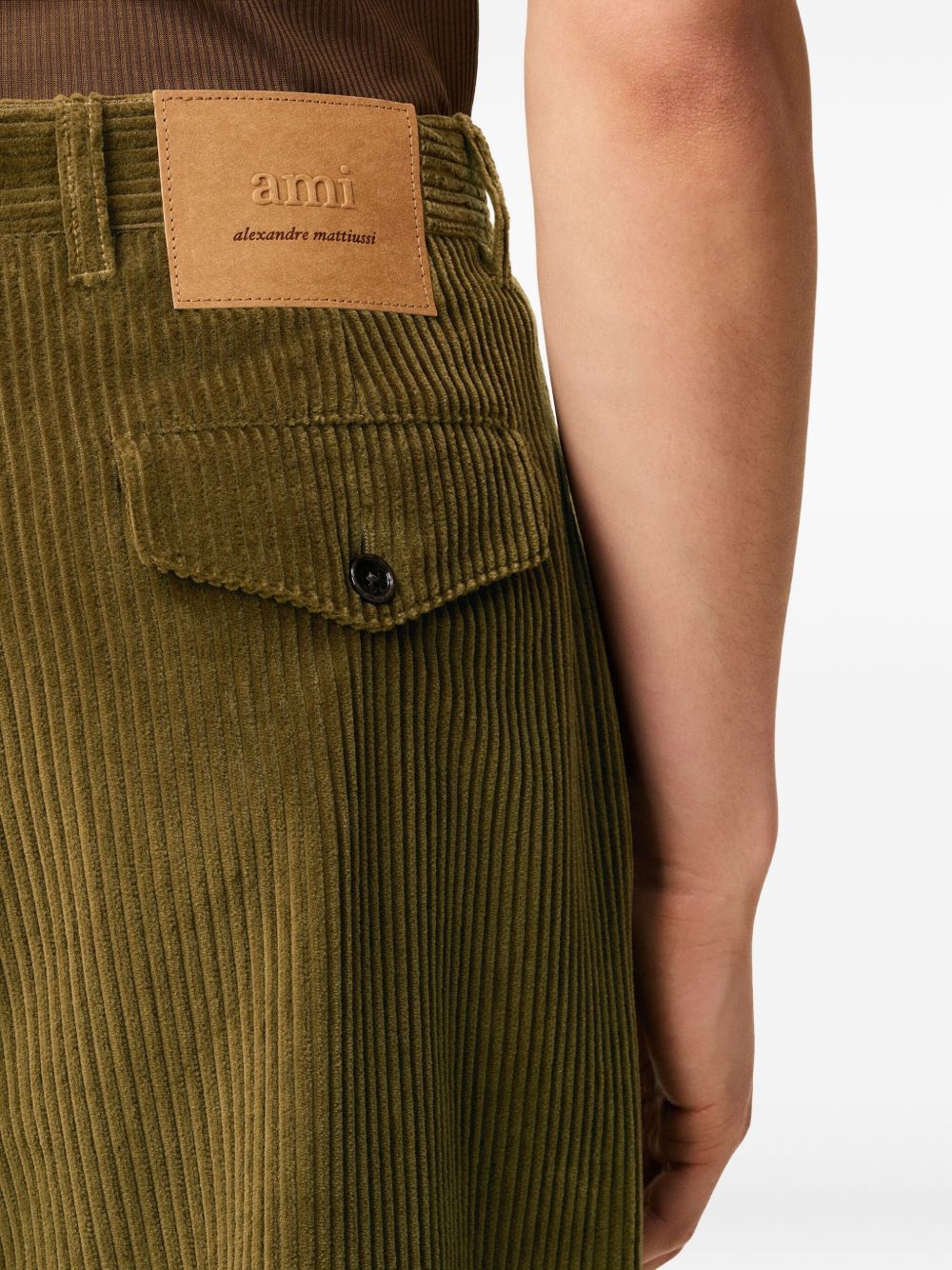 AMI Paris
Pantaloni a coste con pieghe