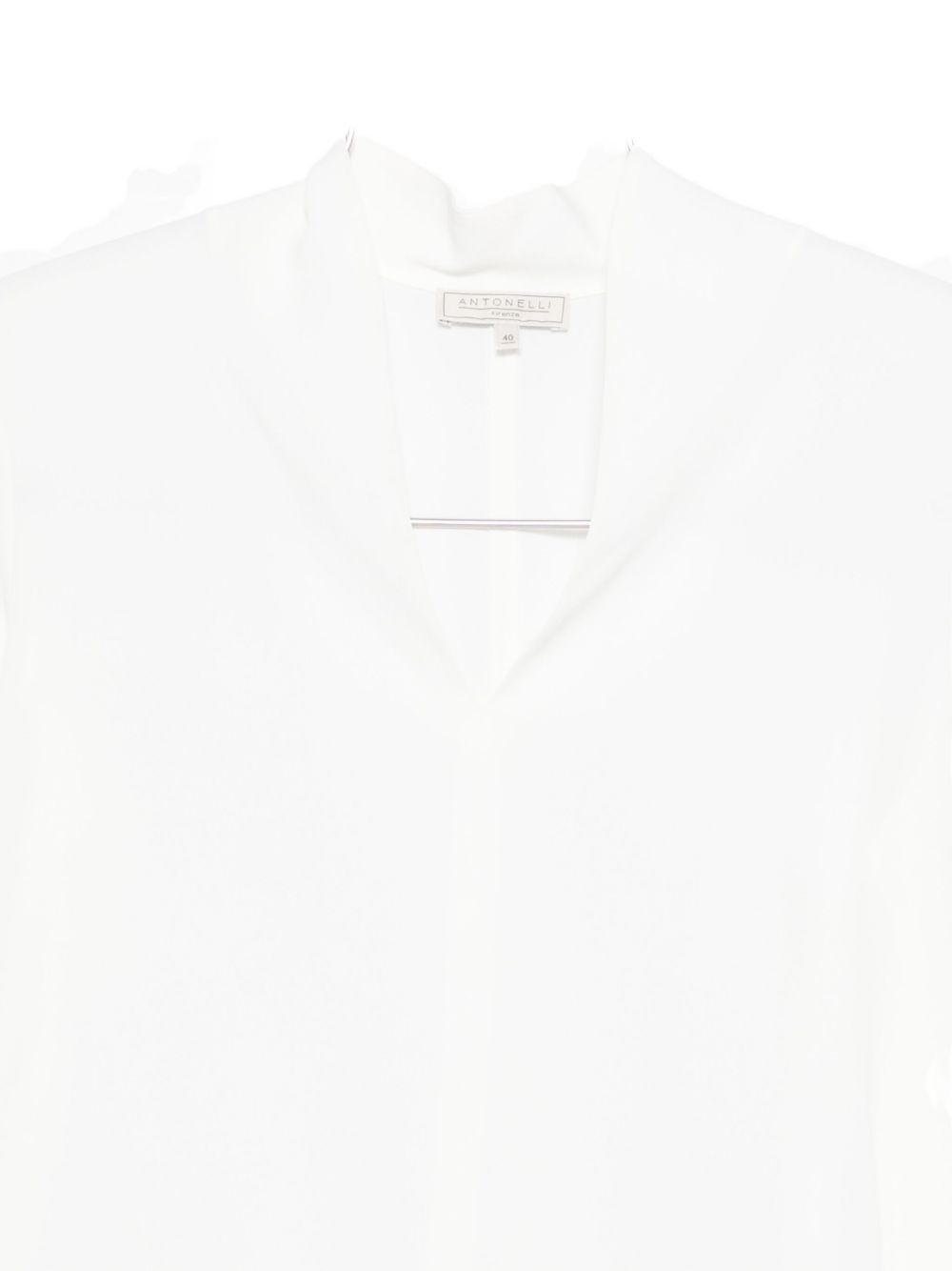 Antonelli
Camicia con scollo a V