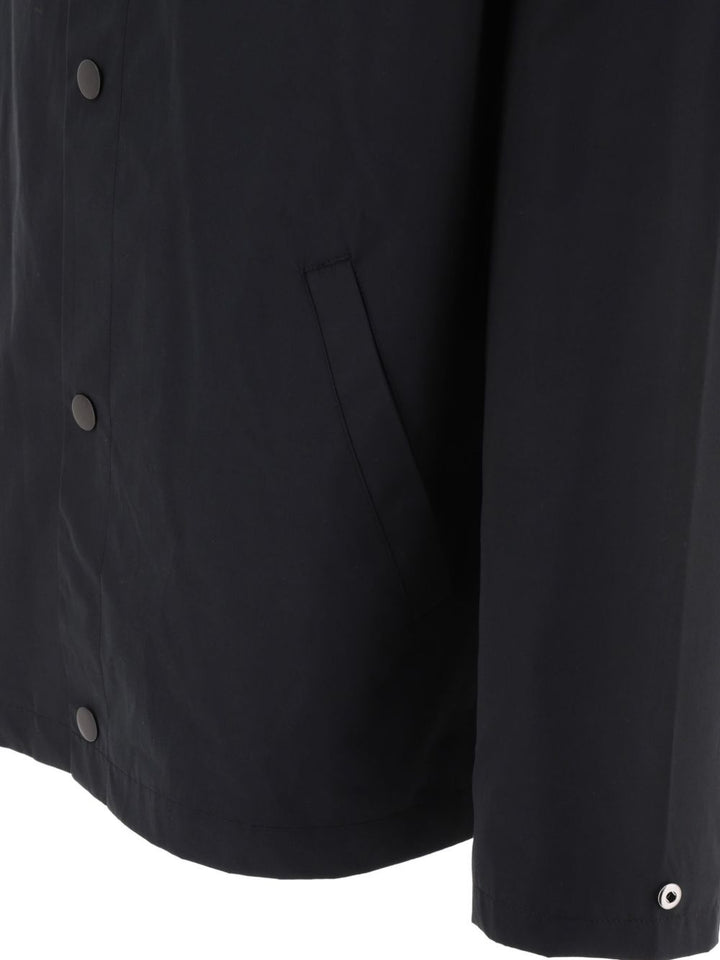 A.P.C. Overshiert in colore nero con logo ricamato sul petto