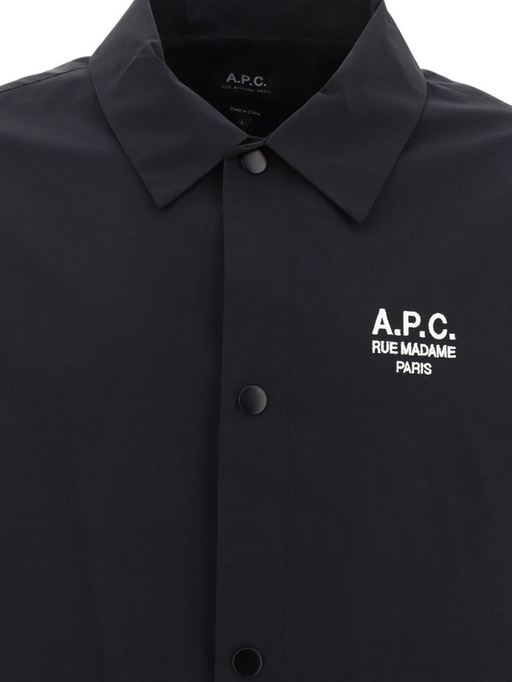 A.P.C. Overshiert in colore nero con logo ricamato sul petto