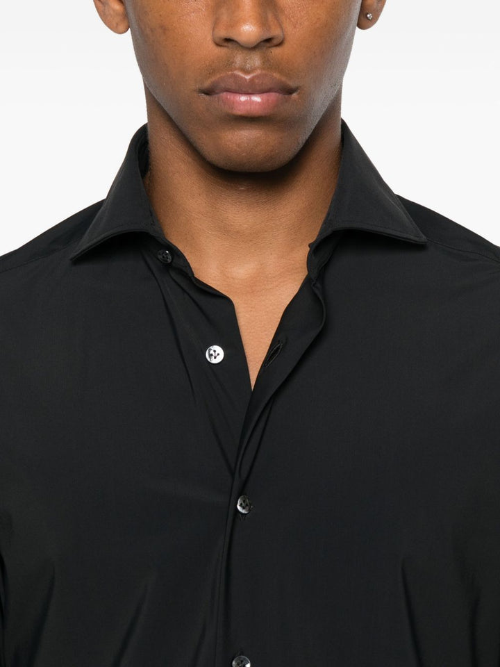 Barba
Camicia a maniche lunghe
