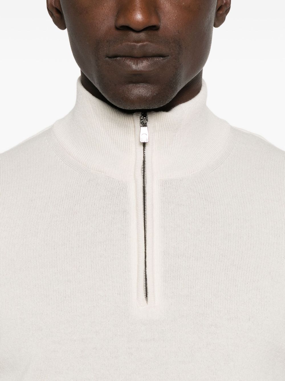 Corneliani
Maglione beige con mezza zip