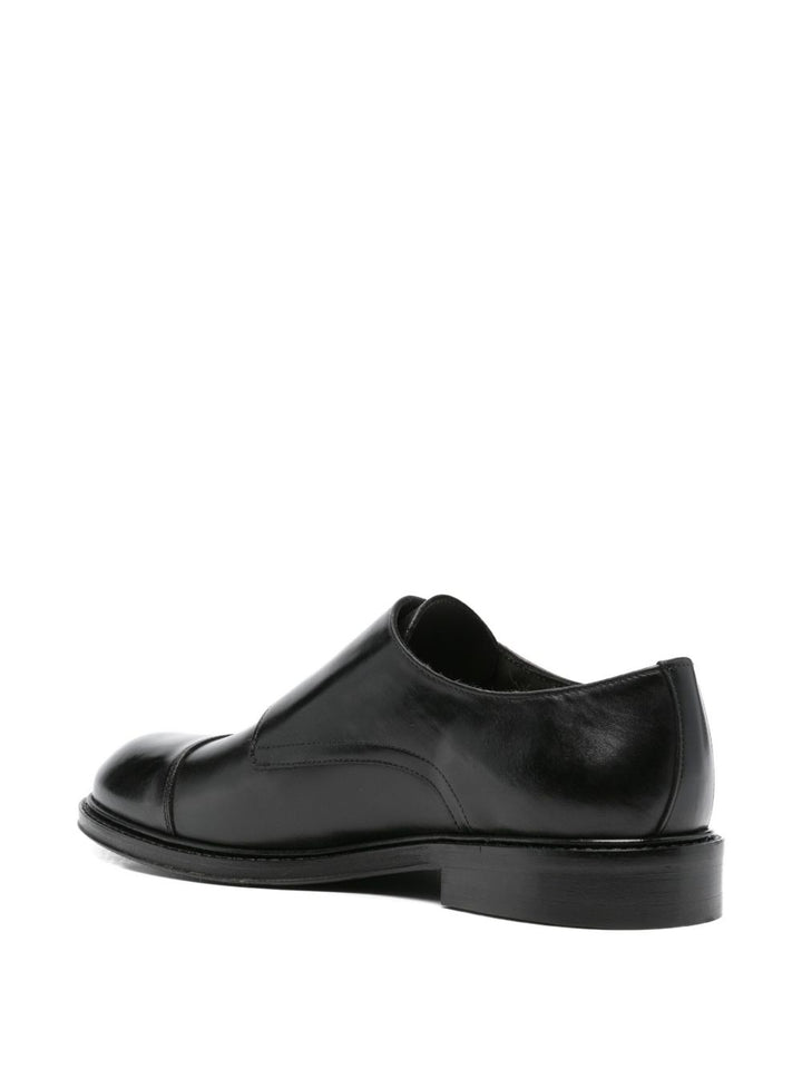 Corneliani
Scarpa in pelle nera con doppia fibbia