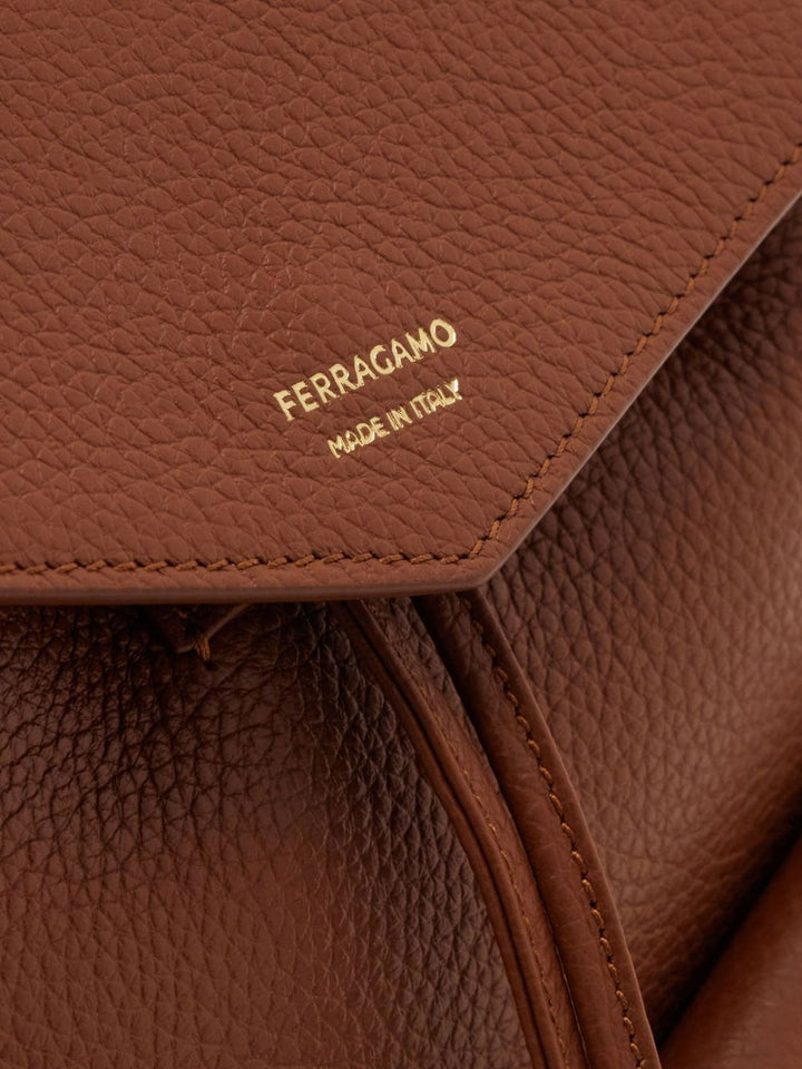 Ferragamo
Zaino con coulisse e battente