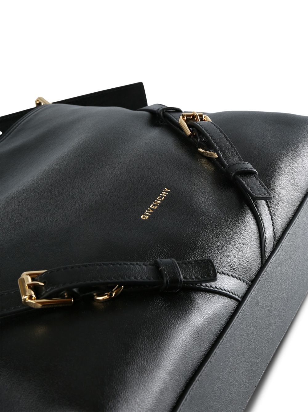 Givenchy
Borsa Voyou media in pelle lucida