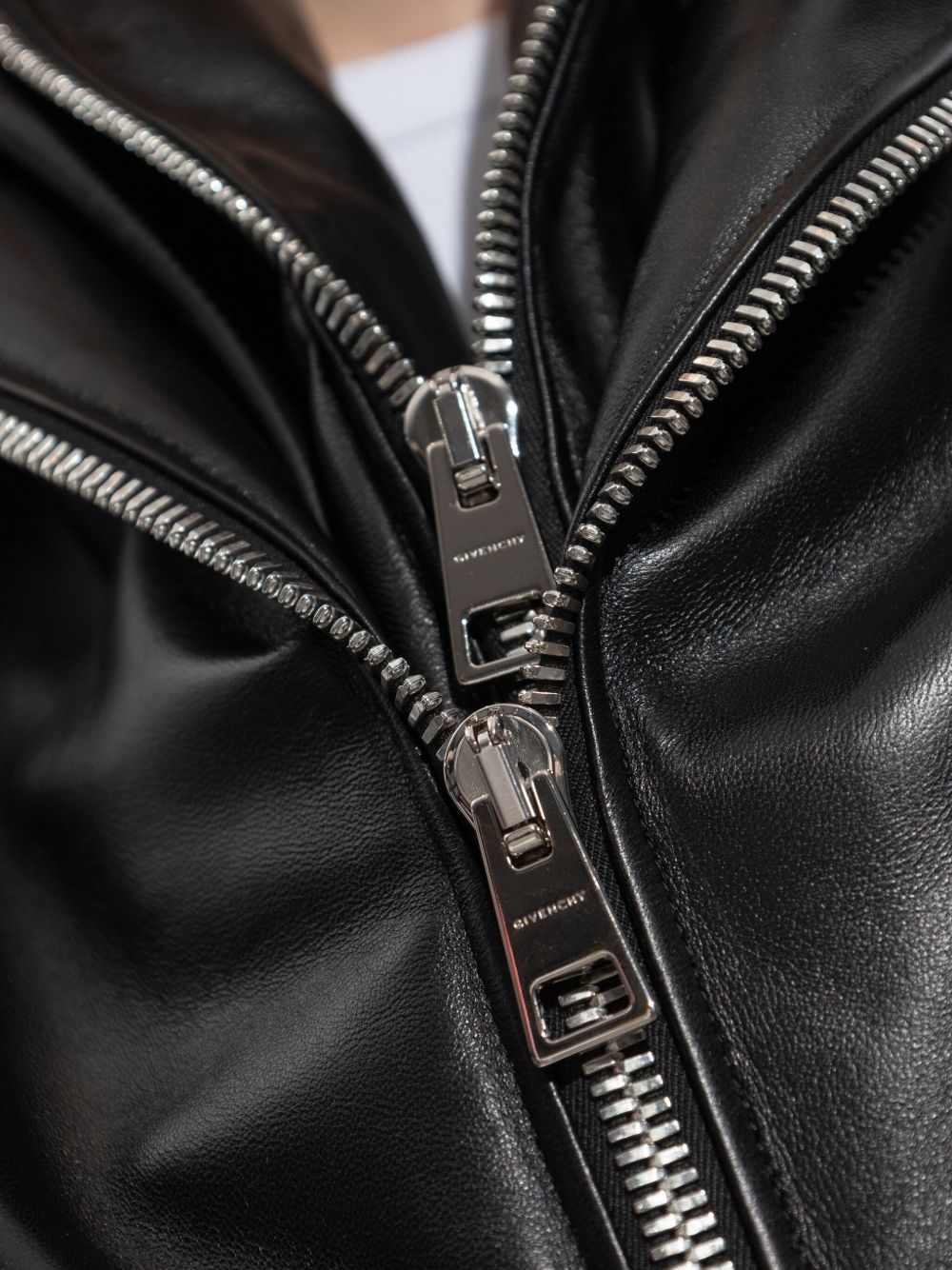 Givenchy
Dalla sfilata
Bomber in nappa con collo
