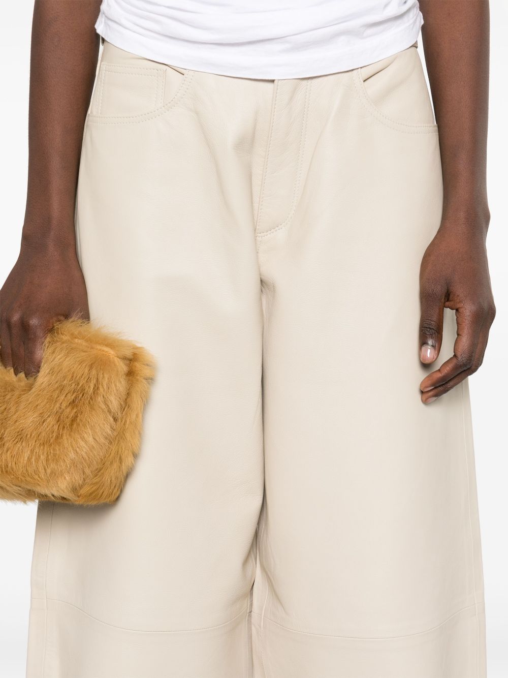 Haikure
Pantaloni classici a gamba larga
