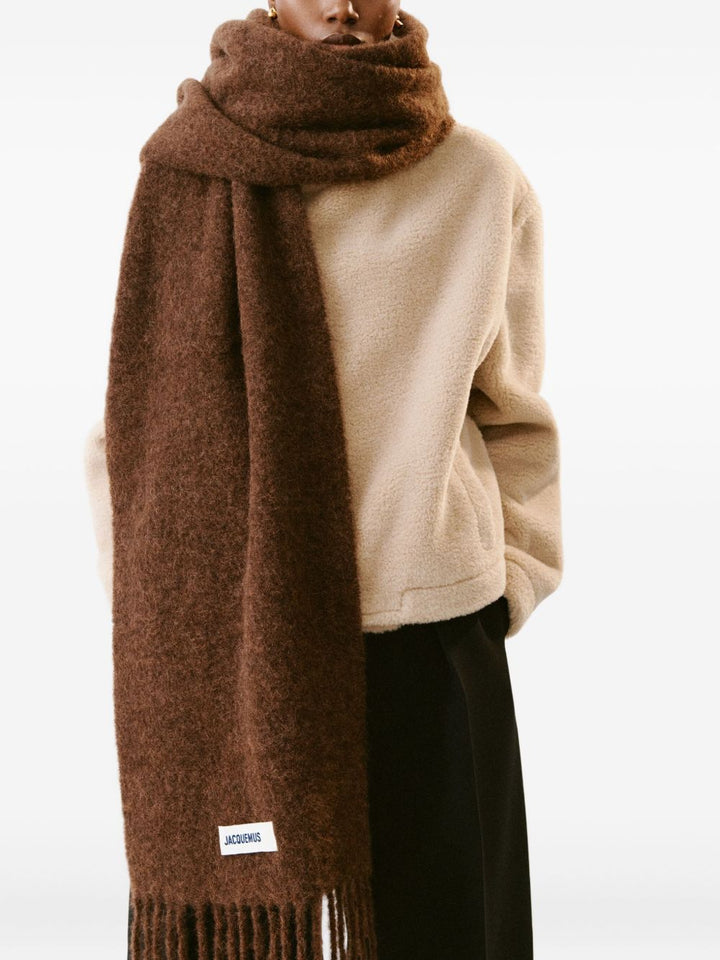 Jacquemus
Sciarpa con applicazione