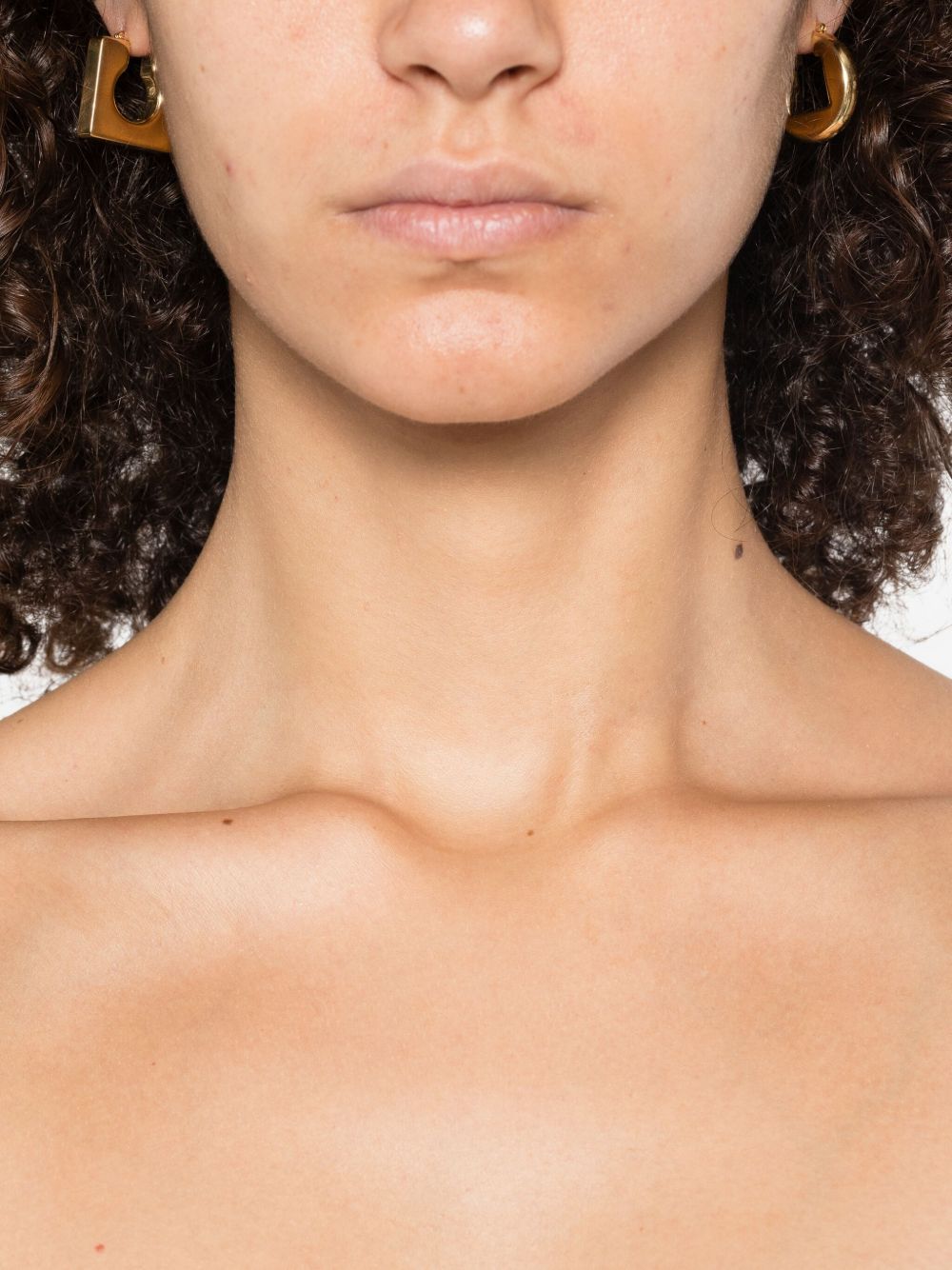 Jacquemus
Gli orecchini rond carré mini asimmetrici