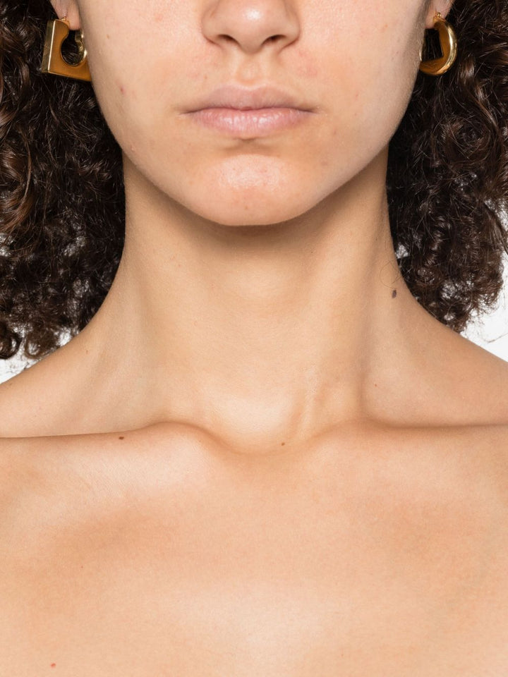 Jacquemus
Gli orecchini rond carré mini asimmetrici