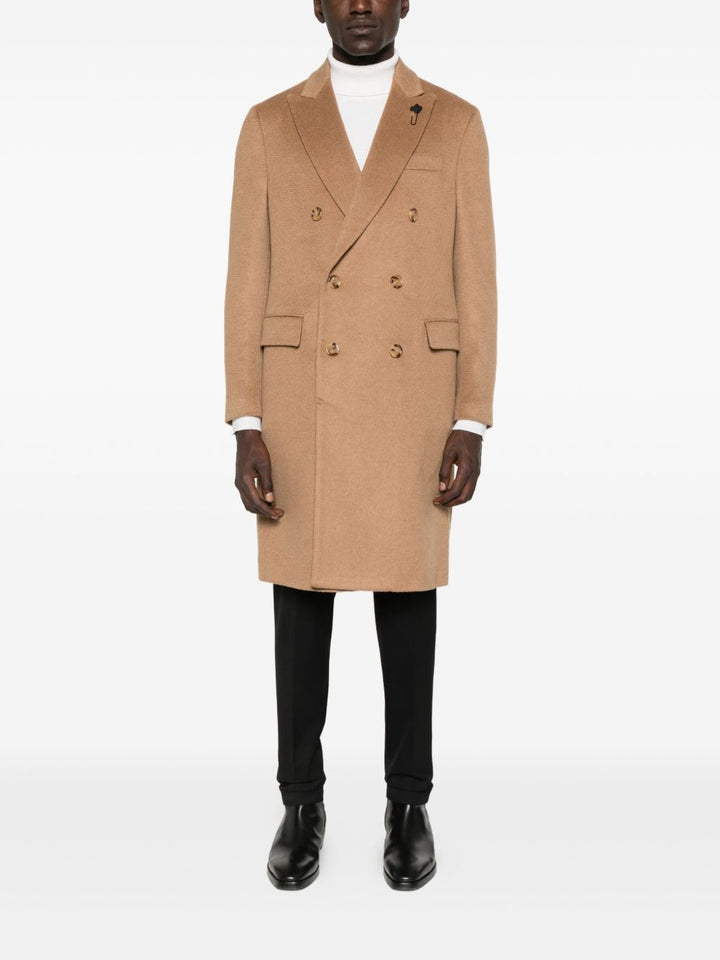 Lardini
Cappotto beige, chiusura doppiopetto