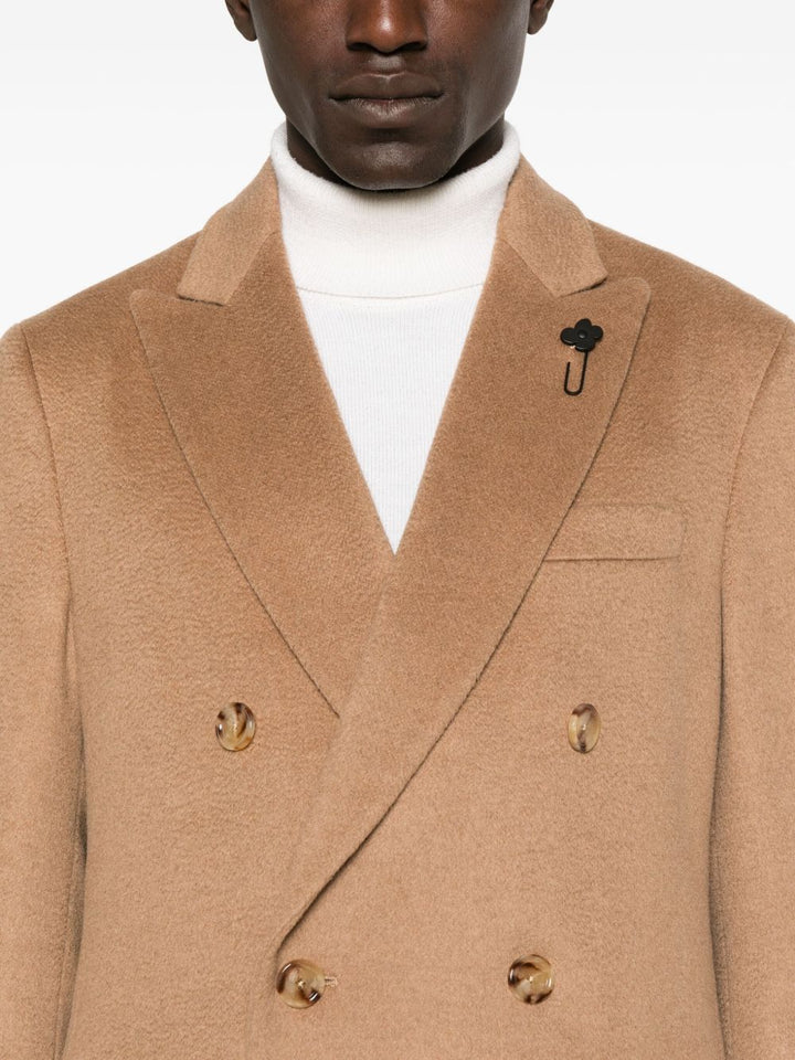 Lardini
Cappotto beige, chiusura doppiopetto