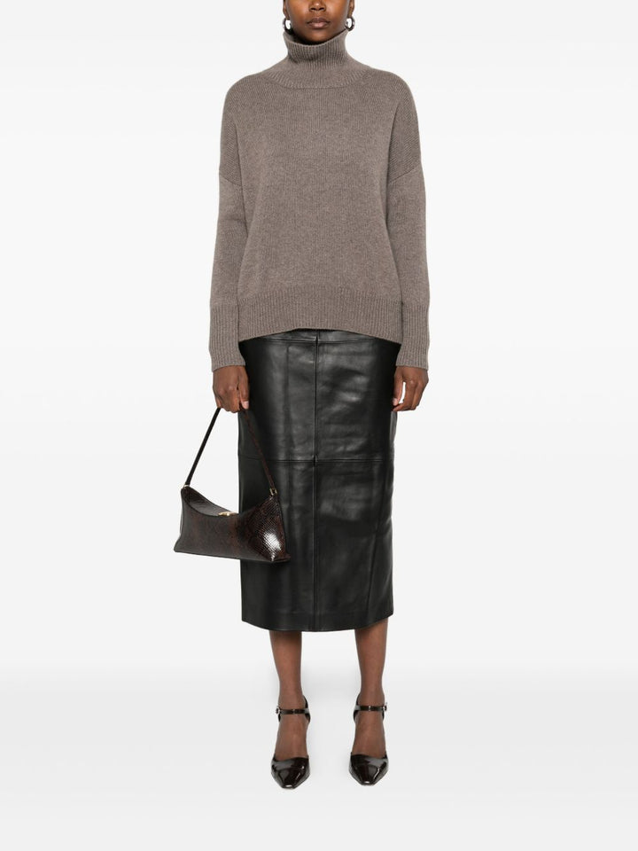 Lisa Yang
Maglione in cashmere color nocciola con collo alto