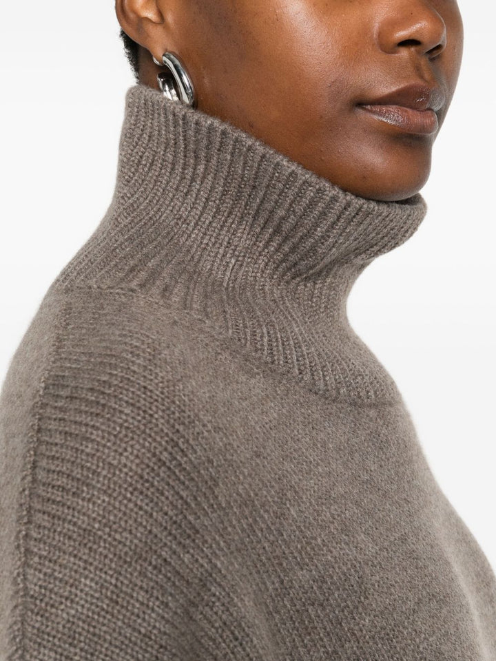 Lisa Yang
Maglione in cashmere color nocciola con collo alto