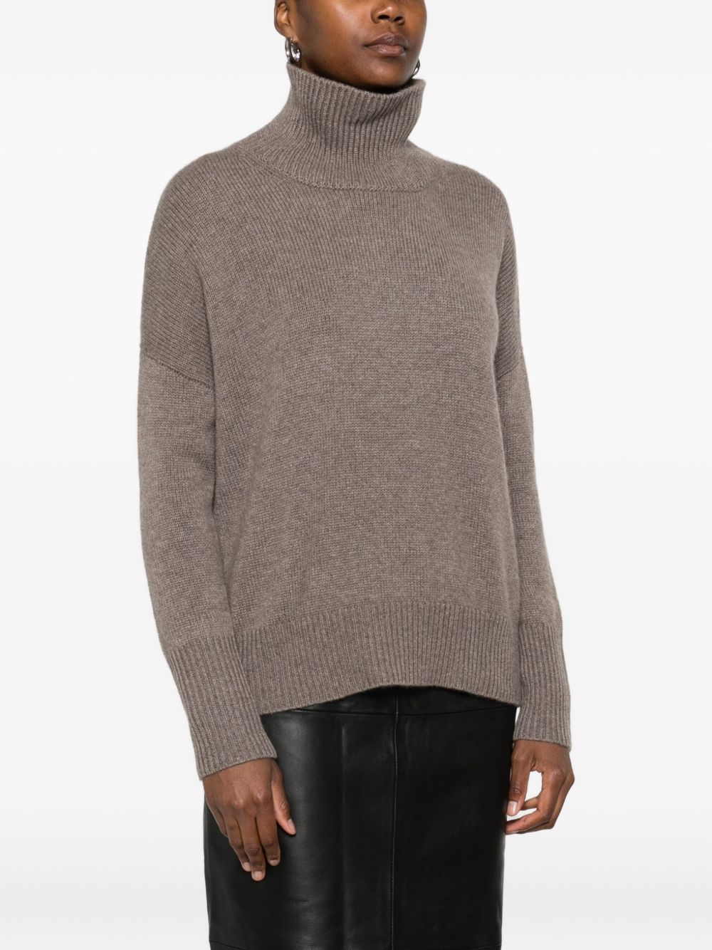 Lisa Yang
Maglione in cashmere color nocciola con collo alto