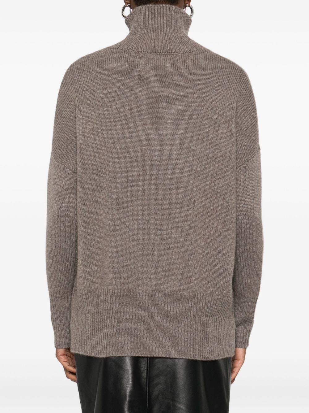 Lisa Yang
Maglione in cashmere color nocciola con collo alto