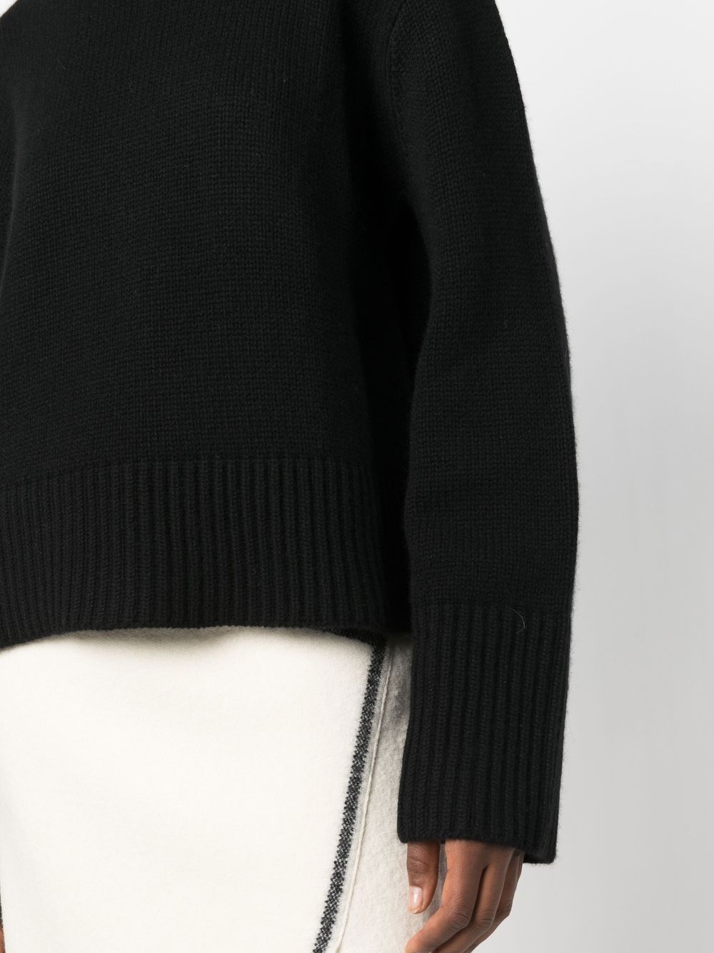 Lisa Yang Maglione in cashmere nero