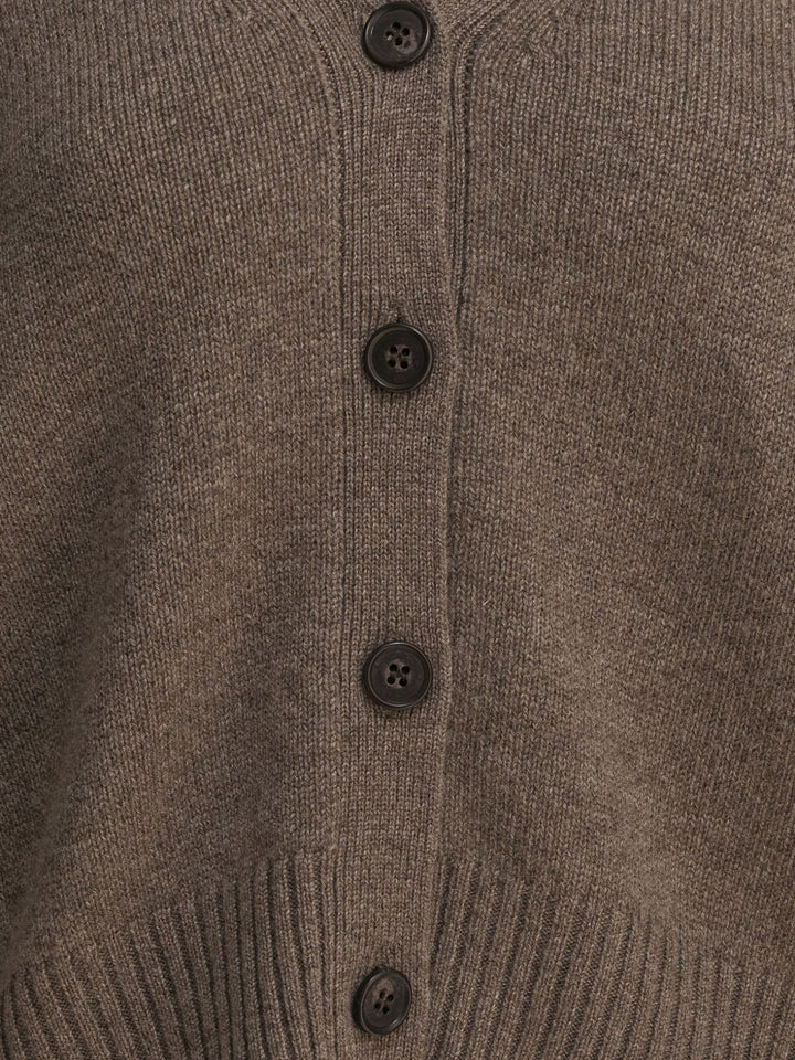Lisa Yang
Maglione in cashmere marrone con scollo a V