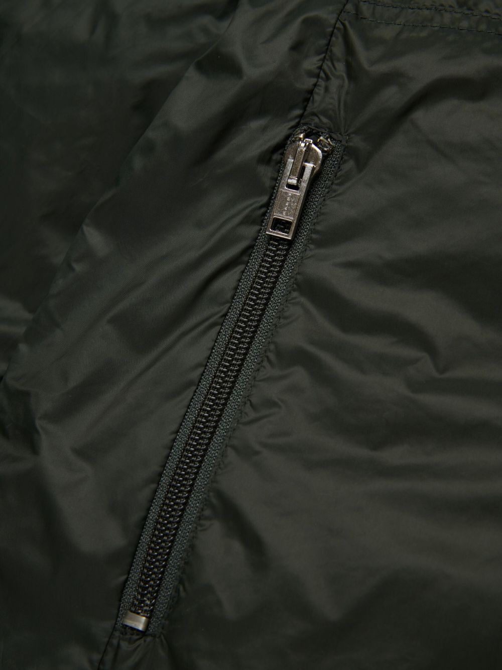 Marni Kids
Parka lungo nero con cappuccio.