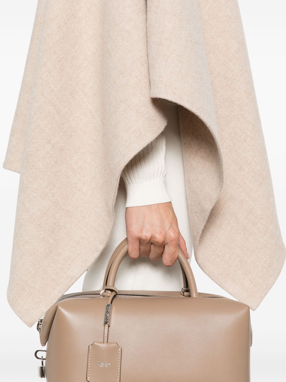 Max Mara
Mantella con applicazione