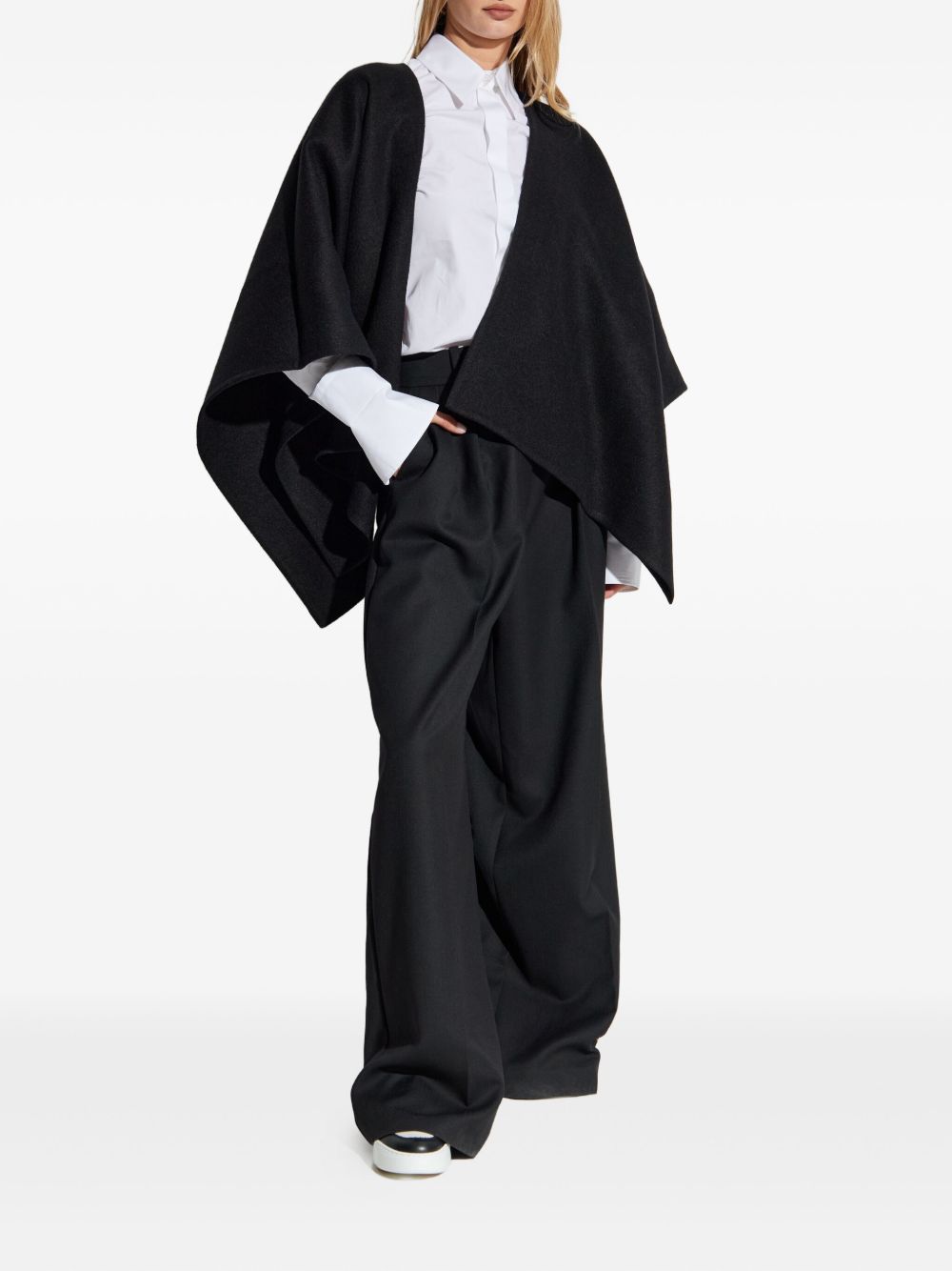 Max Mara
Mantella con applicazione