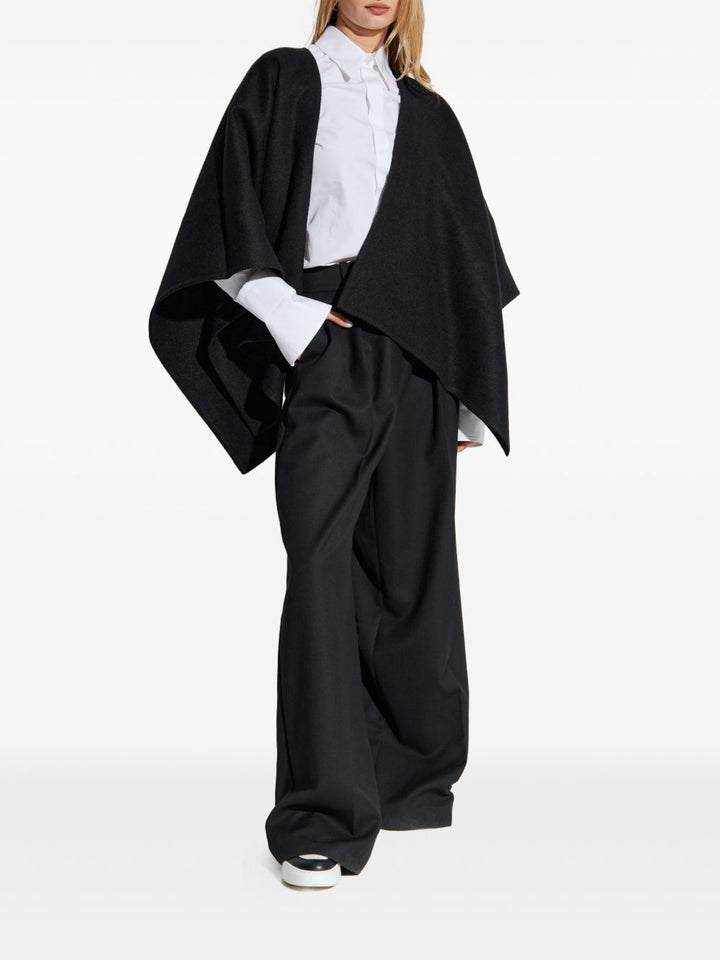 Max Mara
Mantella con applicazione