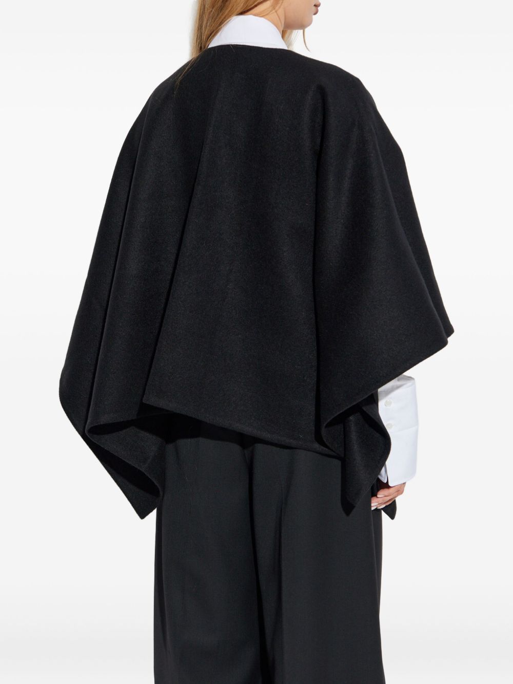 Max Mara
Mantella con applicazione
