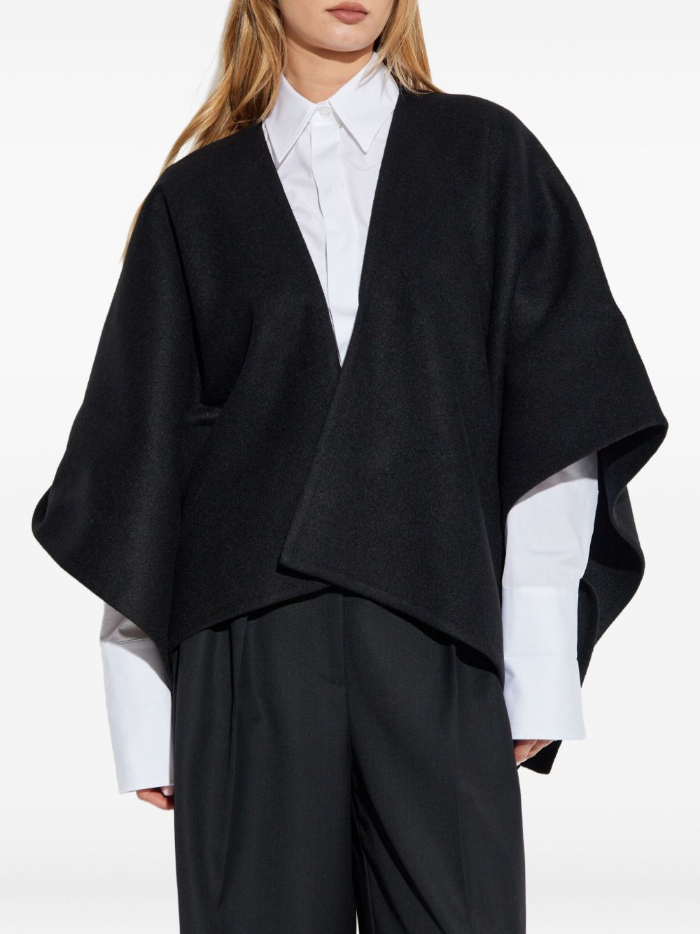 Max Mara
Mantella con applicazione