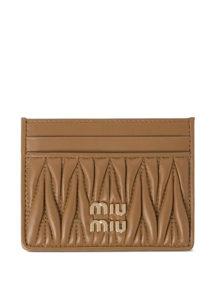 Miu Miu
Portacarte in pelle matelassé
beige chiaro