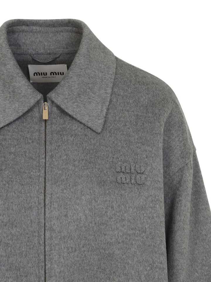 Miu Miu
Giacca in lana con logo ricamato