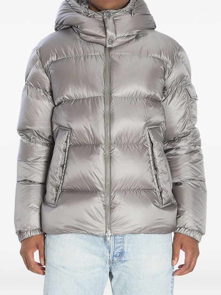 Moncler 
piumino grigio argento con cappuccio