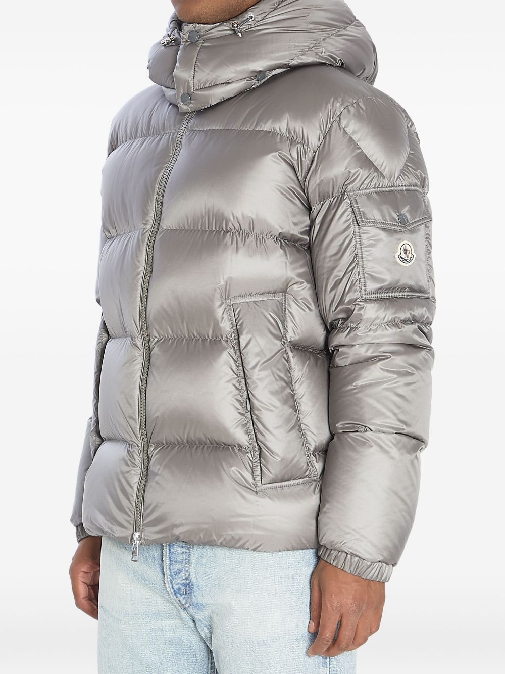 Moncler 
piumino grigio argento con cappuccio