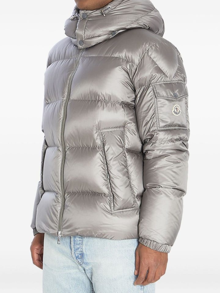 Moncler 
piumino grigio argento con cappuccio