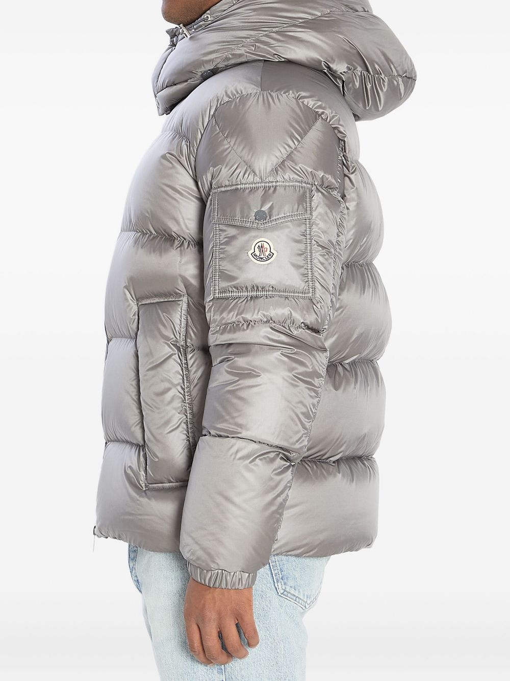 Moncler 
piumino grigio argento con cappuccio