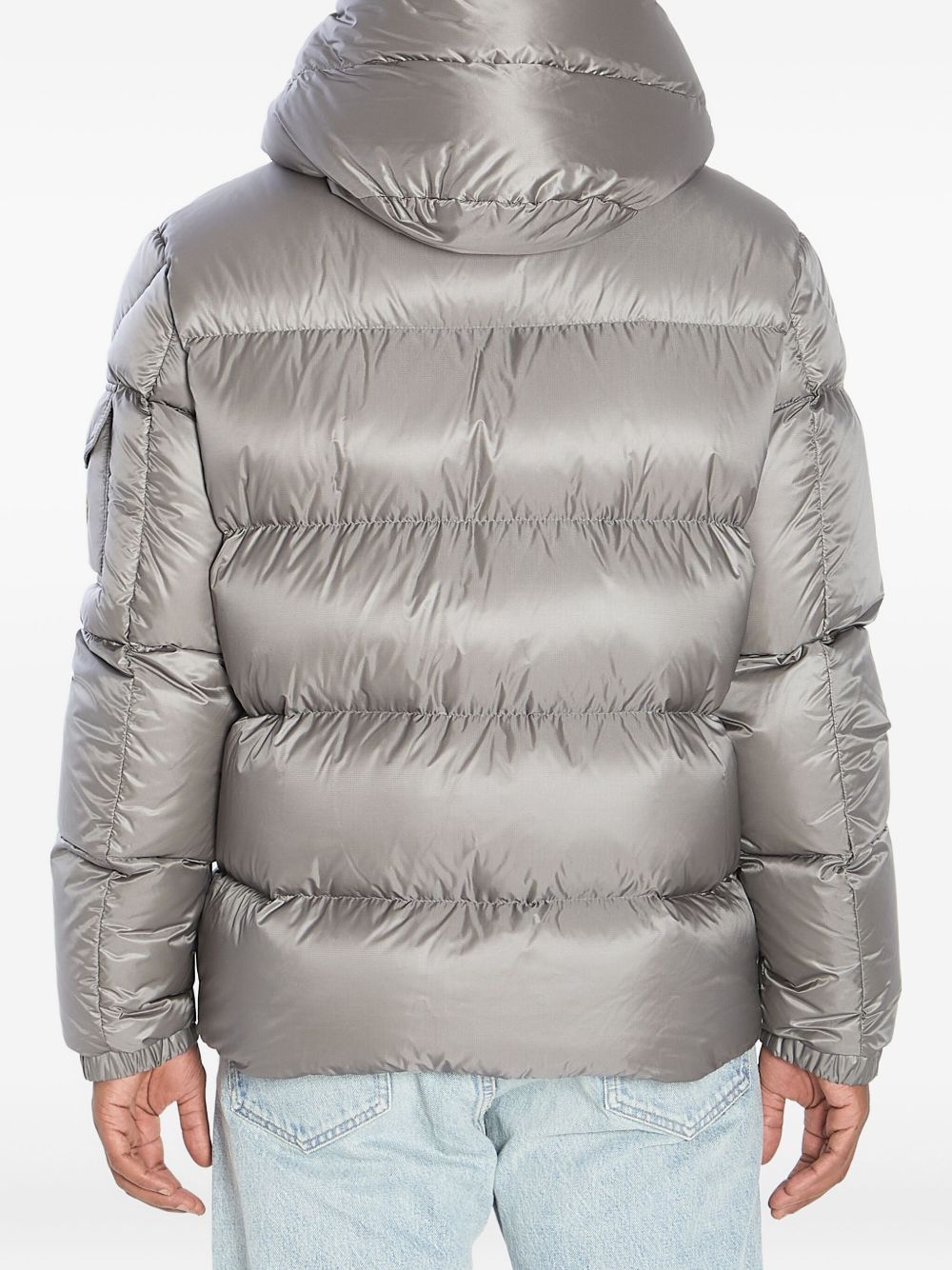 Moncler 
piumino grigio argento con cappuccio