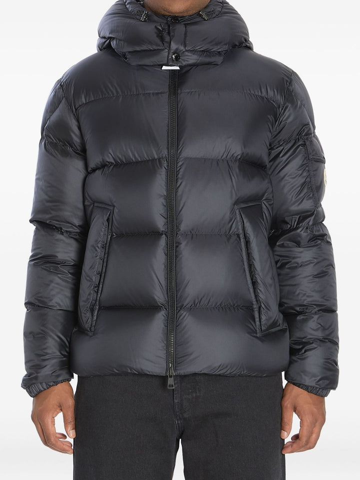 Moncler 
Piumino con cappuccio grigio