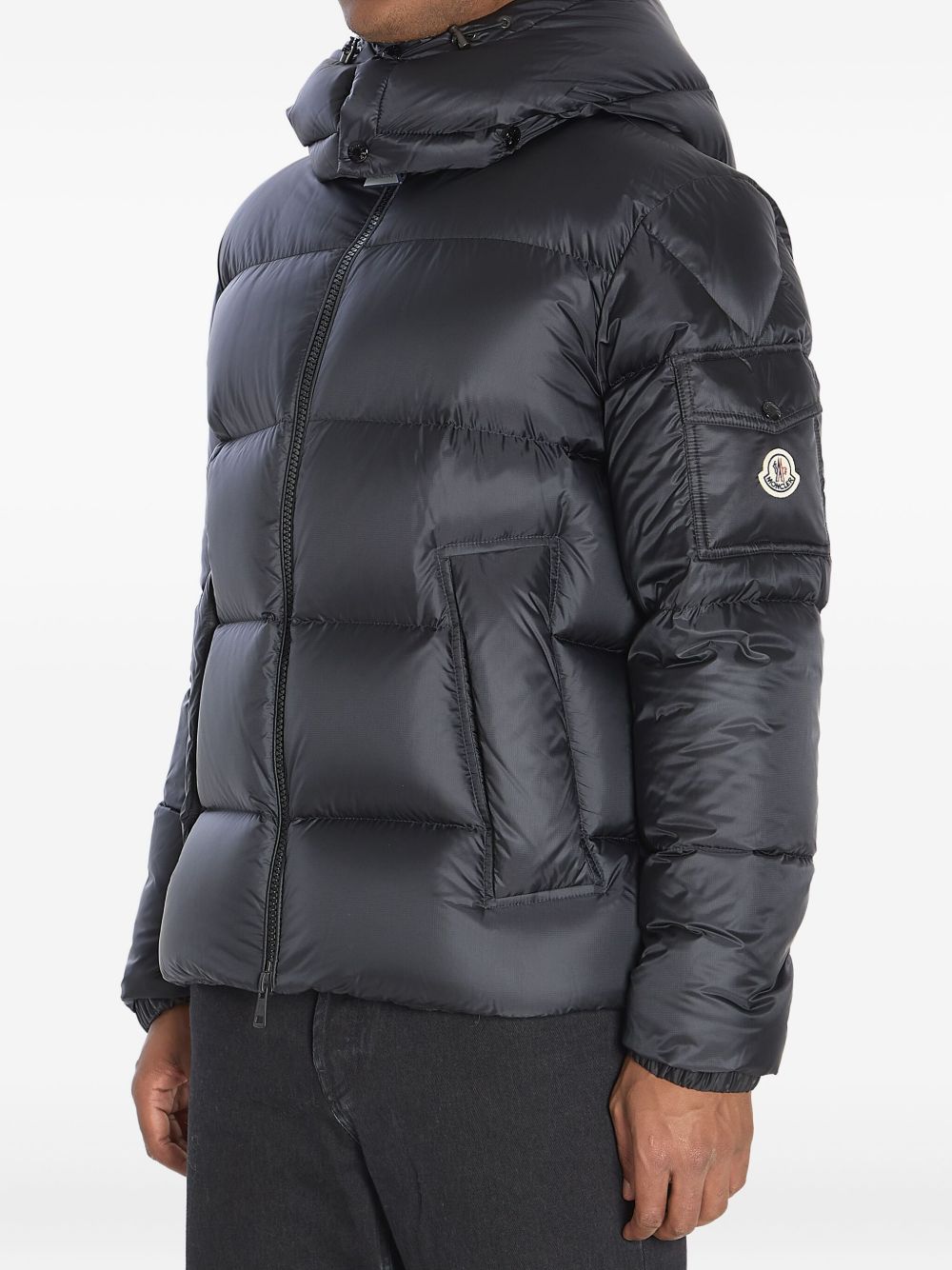 Moncler 
Piumino con cappuccio grigio