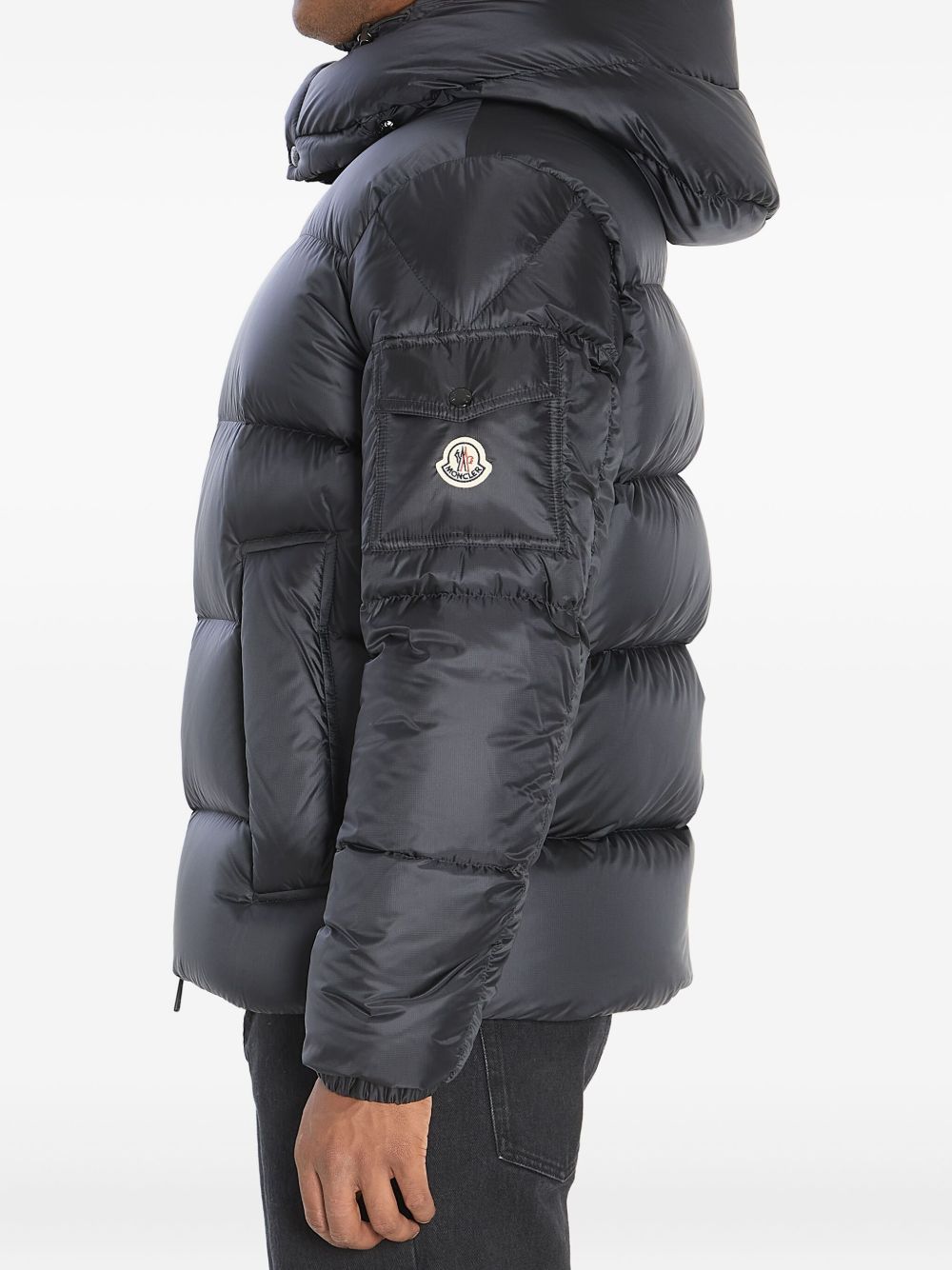 Moncler 
Piumino con cappuccio grigio