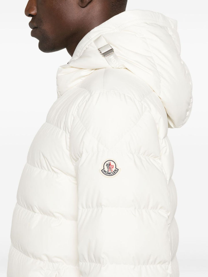 Moncler 
Piumino con cappuccio bianco