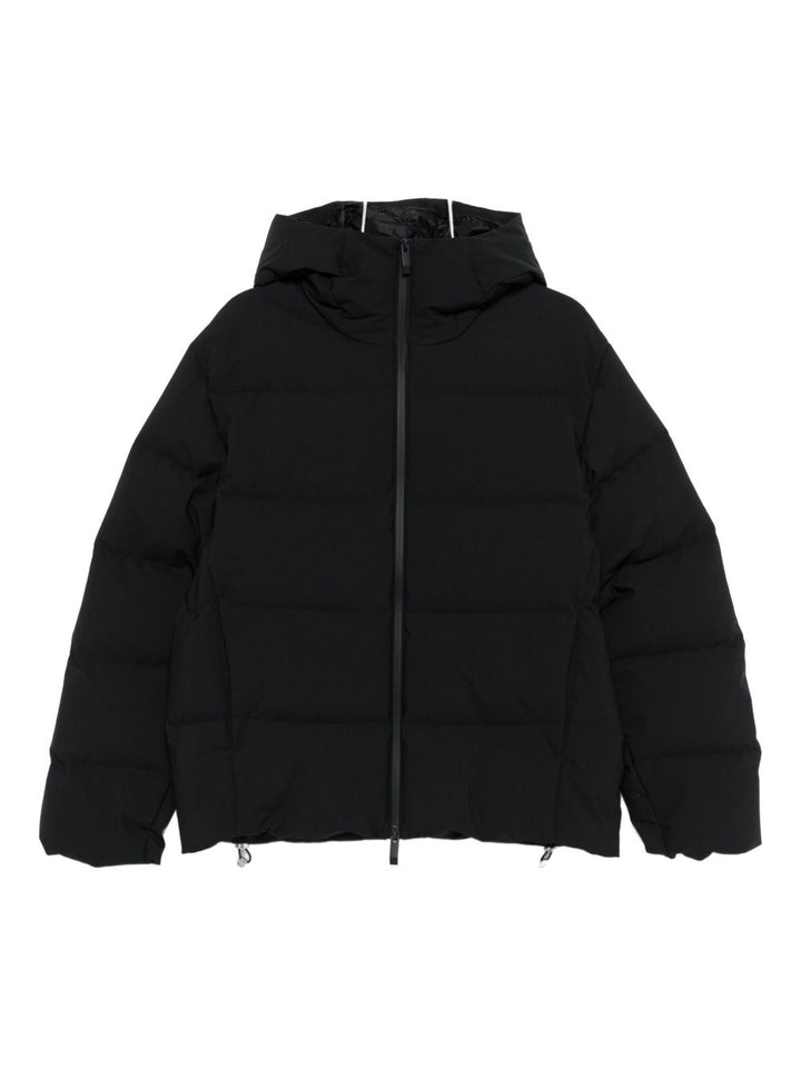 Moncler
Piumino corto con cappuccio.