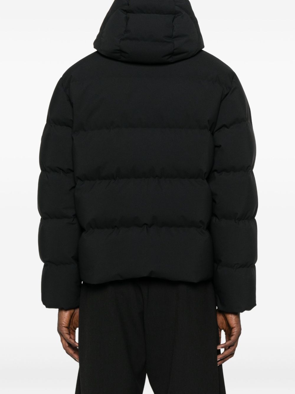 Moncler
Piumino corto con cappuccio.