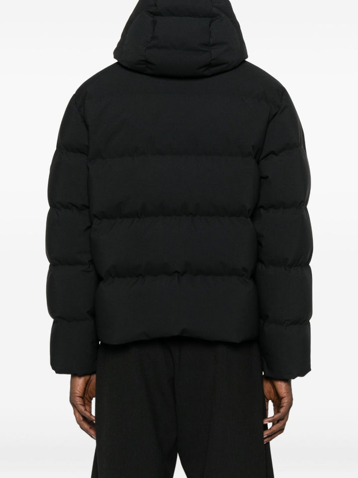 Moncler
Piumino corto con cappuccio.