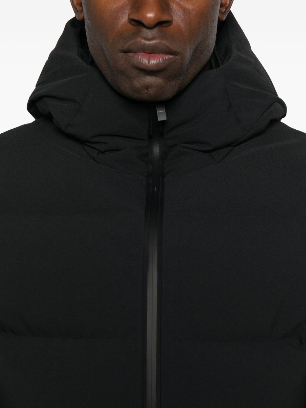 Moncler
Piumino corto con cappuccio.