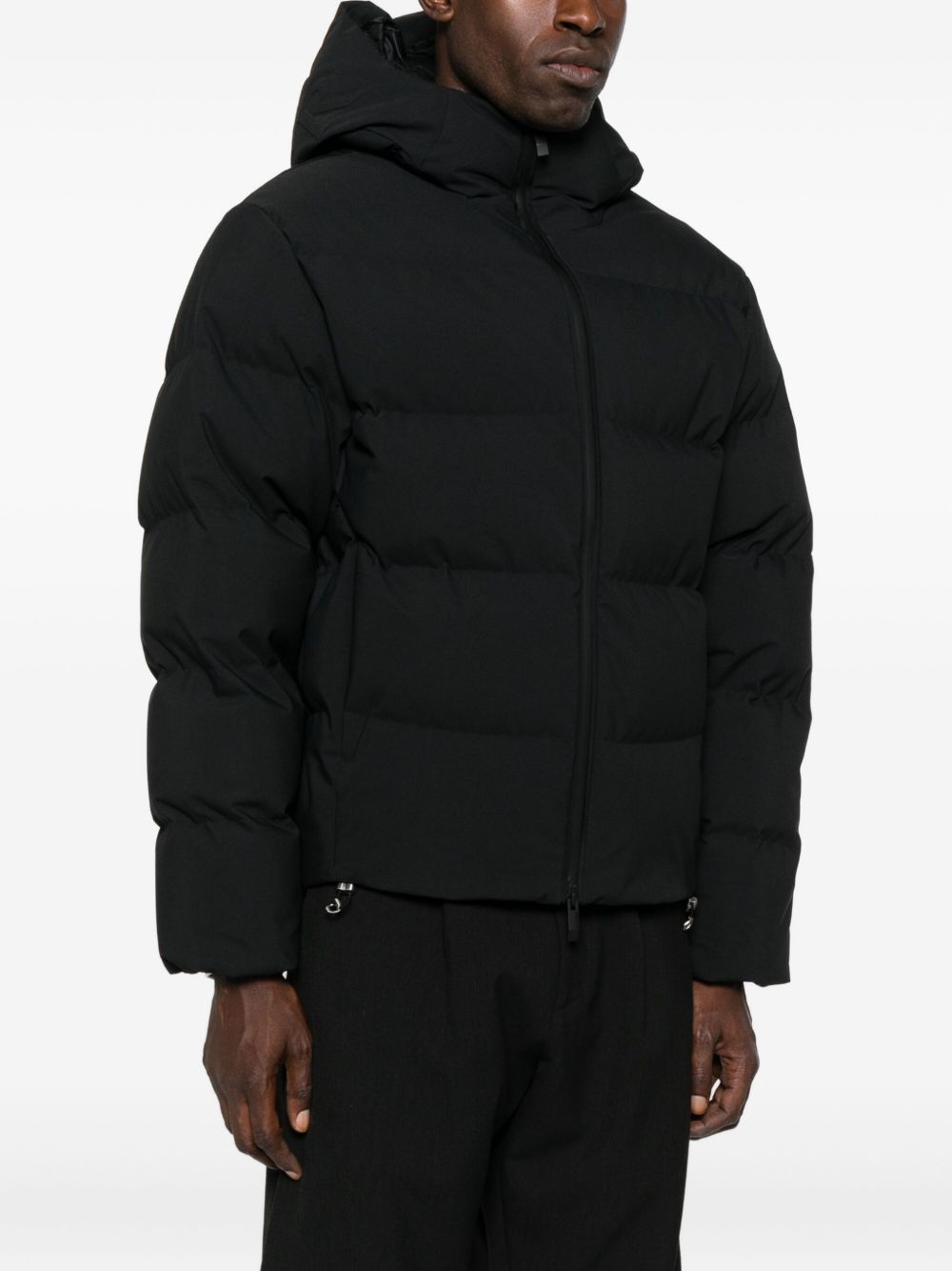 Moncler
Piumino corto con cappuccio.