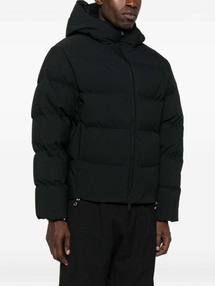 Moncler
Piumino corto con cappuccio.