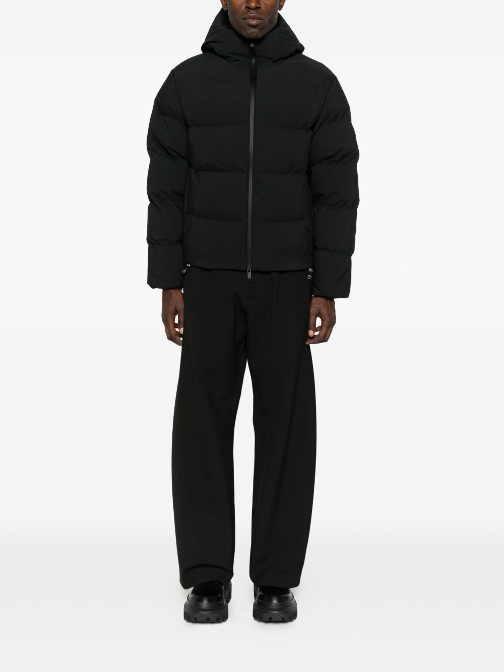 Moncler
Piumino corto con cappuccio.